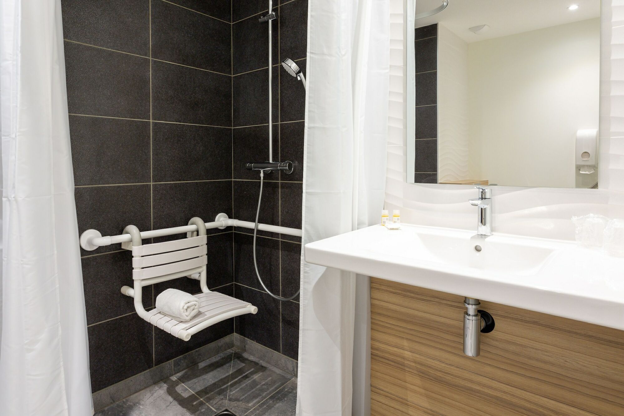 Campanile Laval Nord Hotel Ngoại thất bức ảnh